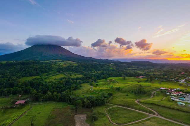 Un baño al atardecer en aguas termales de río