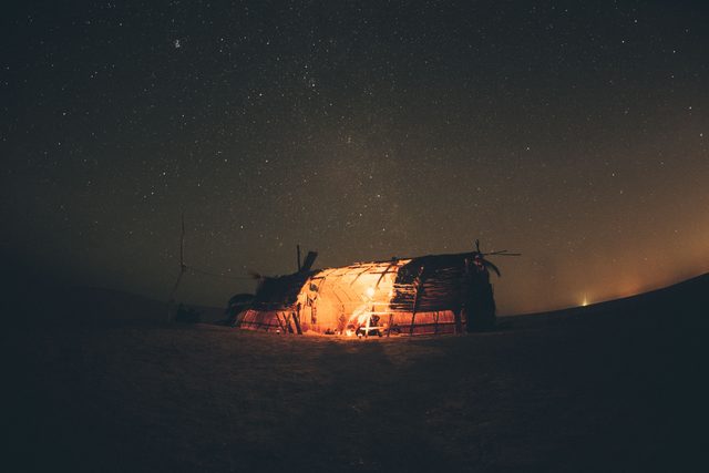 Una noche en una plataforma al aire libre