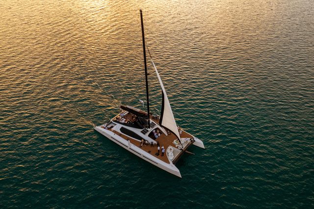A catamaran down the leeward coast