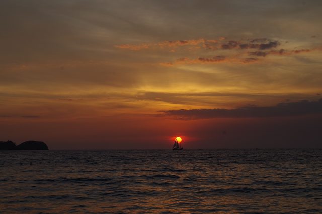 Sunset sail along the Papagayo coast