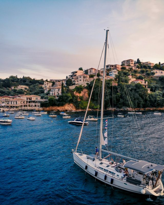 Yachts & cruises