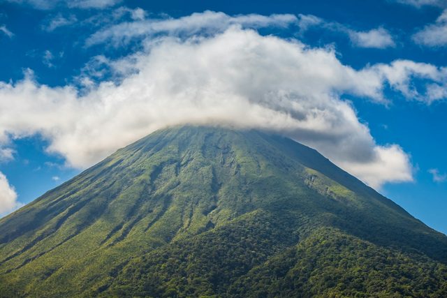 El volcán Arenal al amanecer con un naturalista
