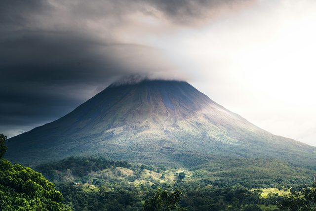 El volcán desde una terraza privada de aguas termales