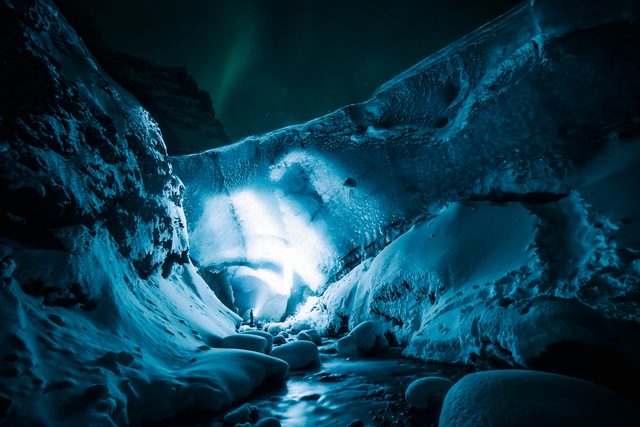Dentro de una Cueva de Hielo Azul