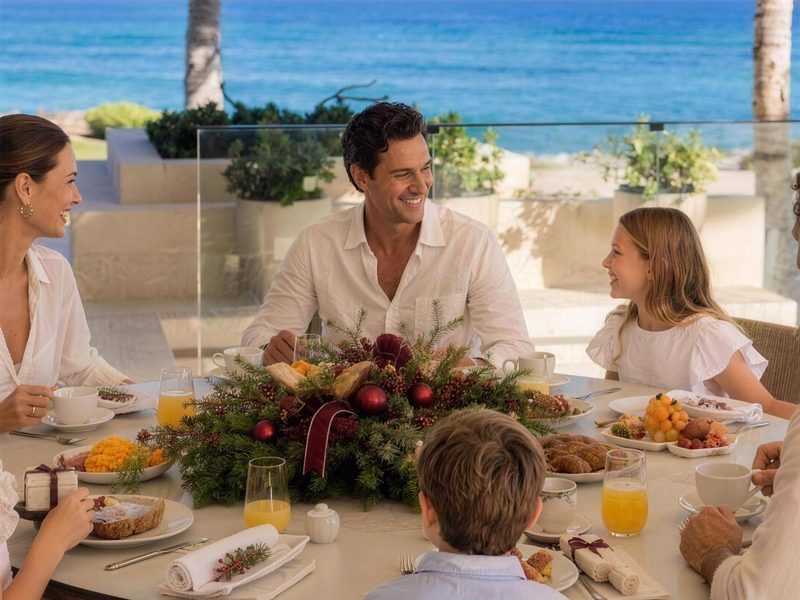 Una mesa familiar de Navidad frente al mar en Eden Roc Cap Cana