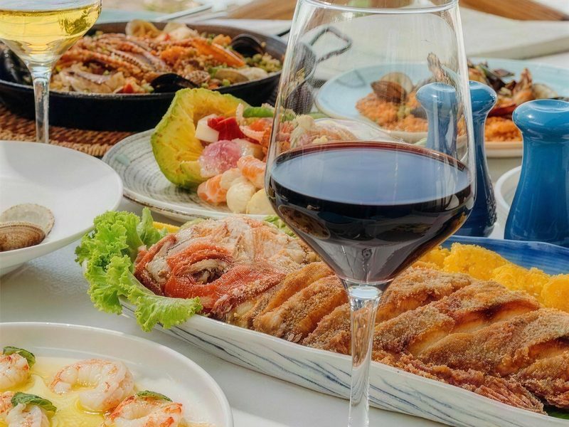 Una mesa junto al mar en Eden Roc Cap Cana