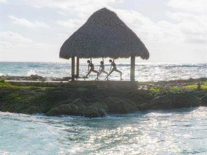 Una palapa sobre el agua en Eden Roc Cap Cana