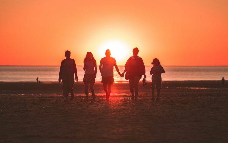 Cómo planear un viaje familiar multigeneracional de lujo — destinos, villas y fechas