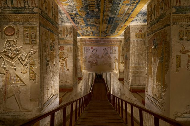 Karnak, Fuera de Horario