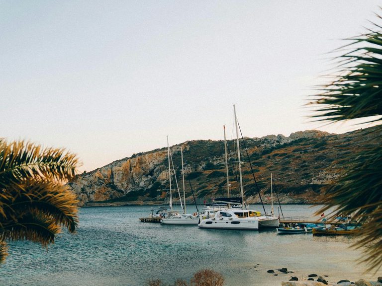 Costa Esmeralda vs las Islas Griegas: ¿Cuál Es Mejor para un Verano Mediterráneo de Lujo?