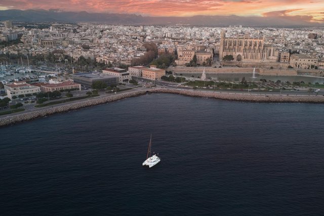 Navegando desde Palma al atardecer
