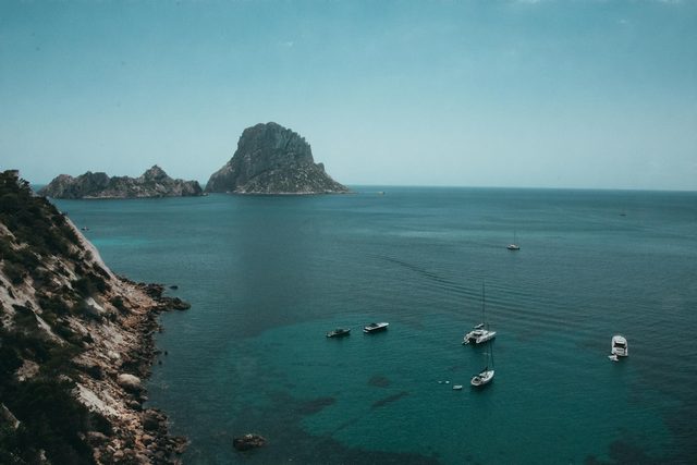 Un bote privado a Es Vedrà