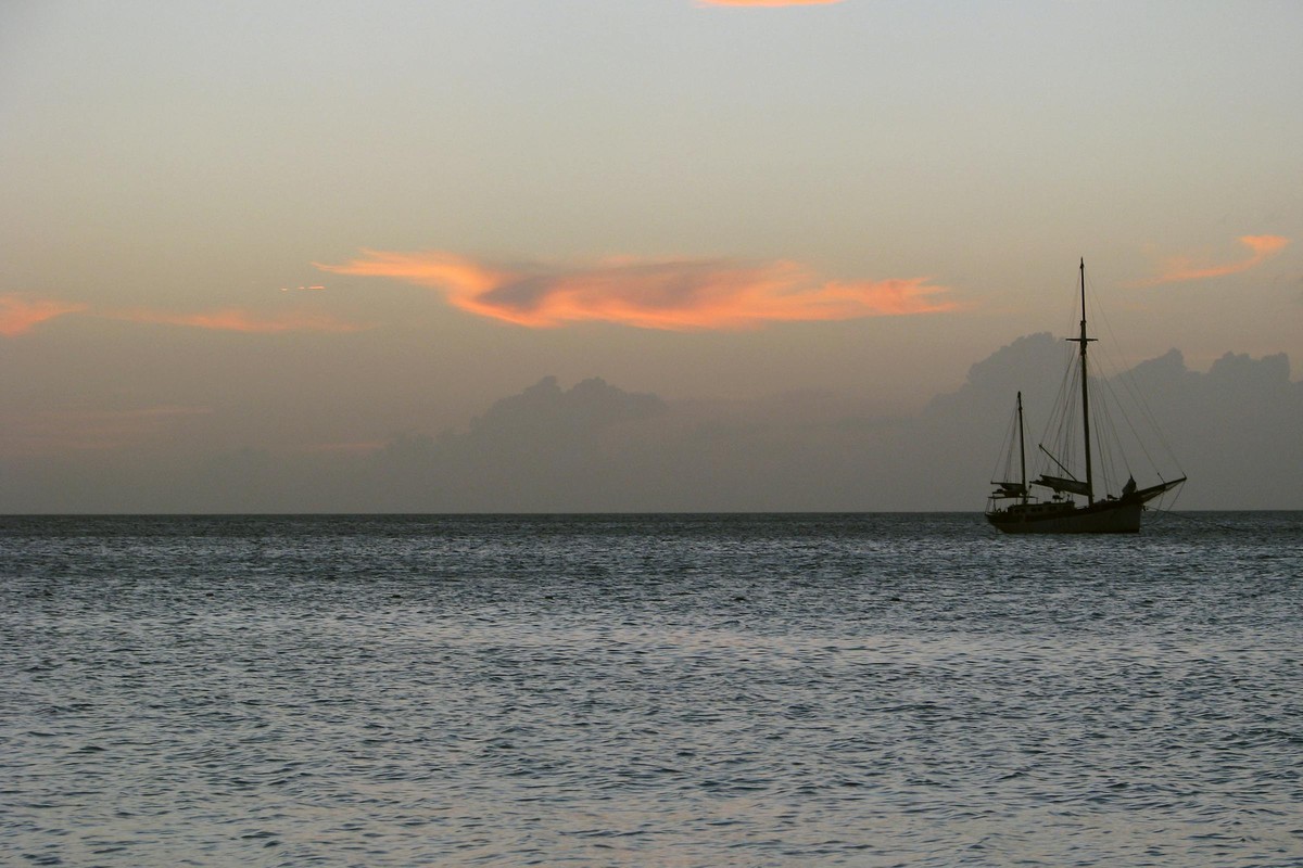 A private boat to Klein Aruba at sunrise