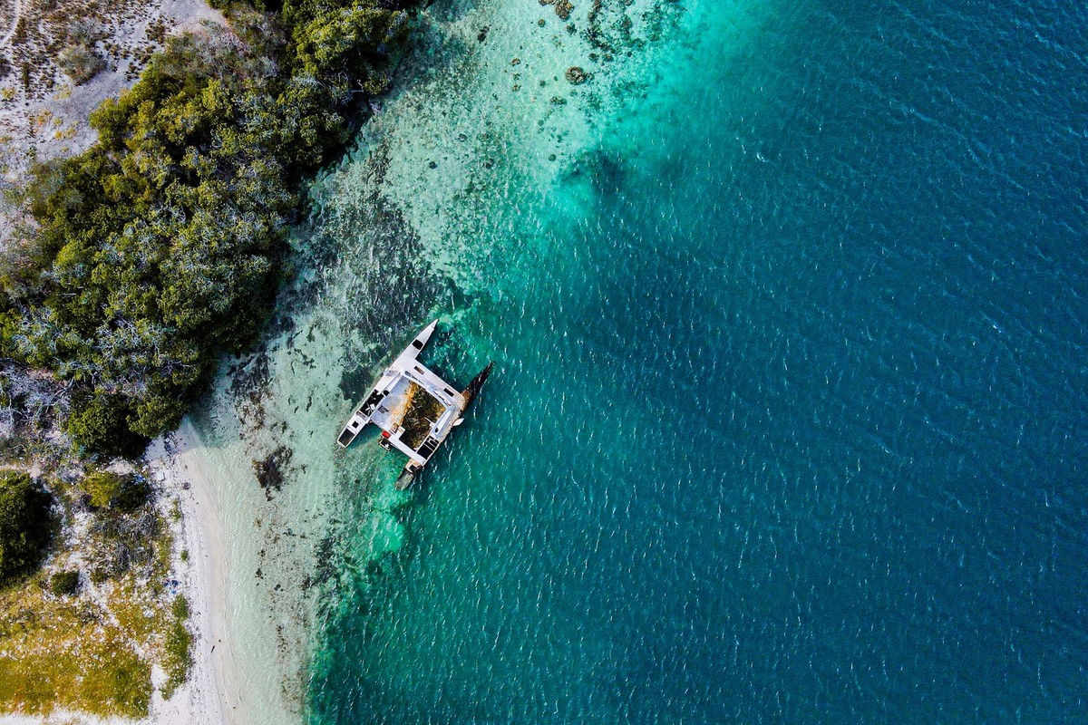 A catamaran between empty cays