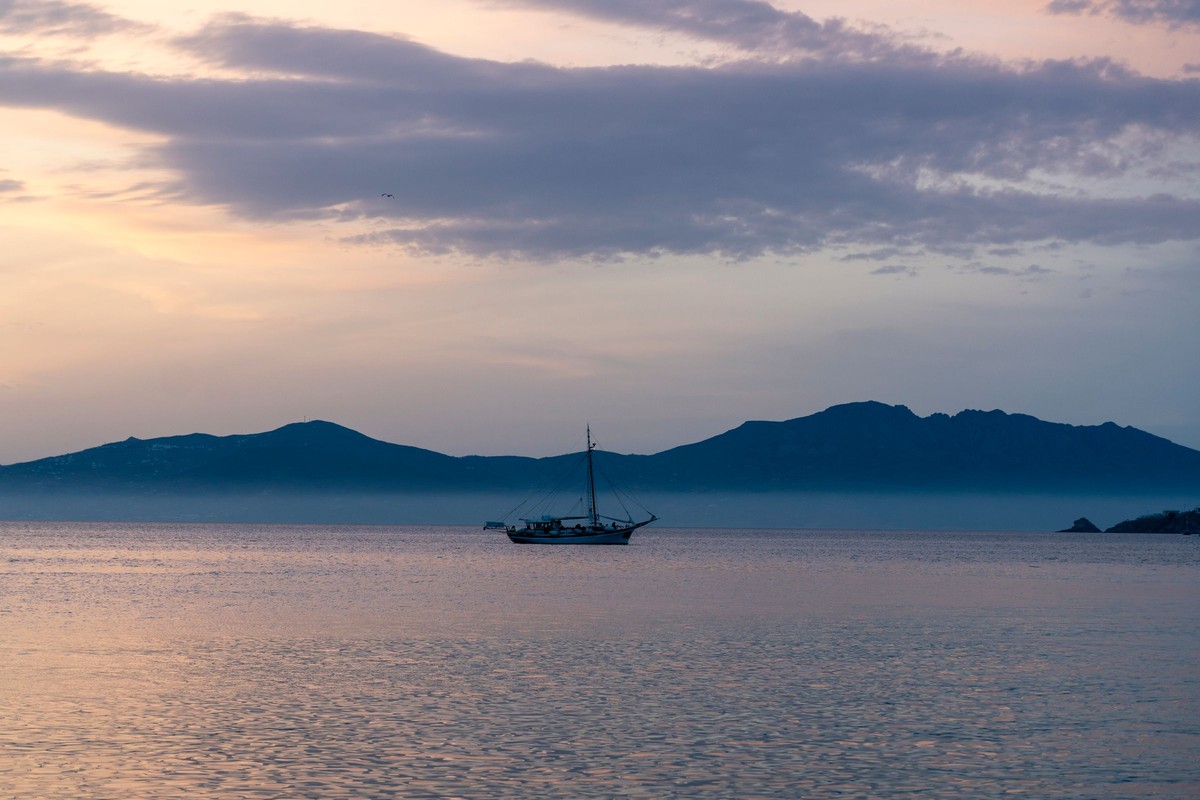 A gulet to Rineia at dawn
