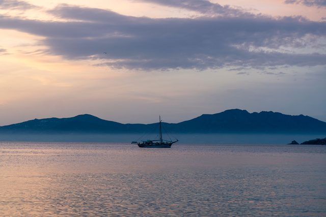 Un gulet a Rineia al amanecer