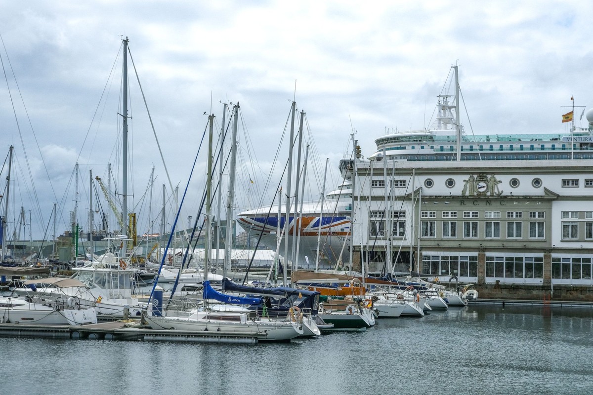Lunch on a yacht no port knows