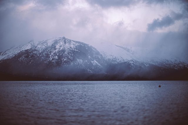 Lago Nahuel Huapi al amanecer desde un muelle privado