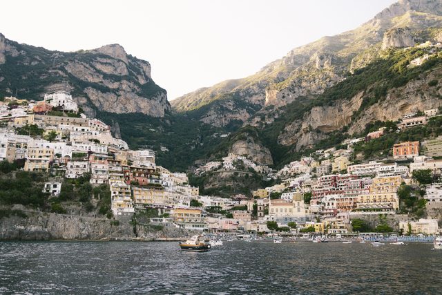 Positano en embarcación privada al amanecer