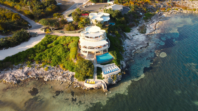 Una villa sobre una bahía vacía