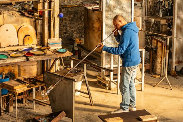 Un maestro del vidrio de Murano en el horno