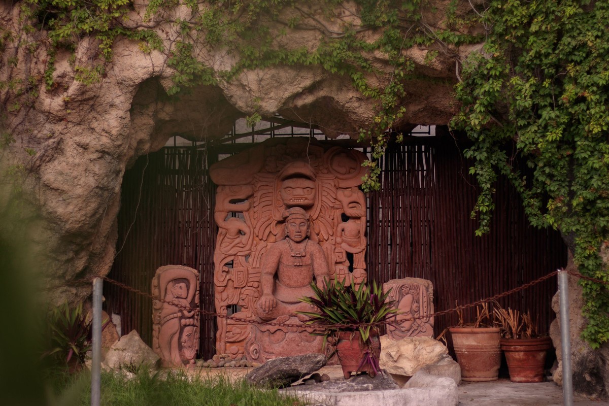 A Maya site before the gates