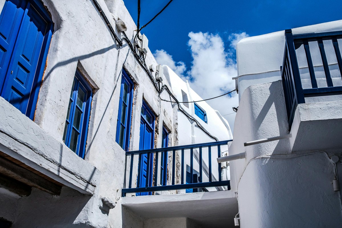 A whitewashed alley dinner no guidebook lists