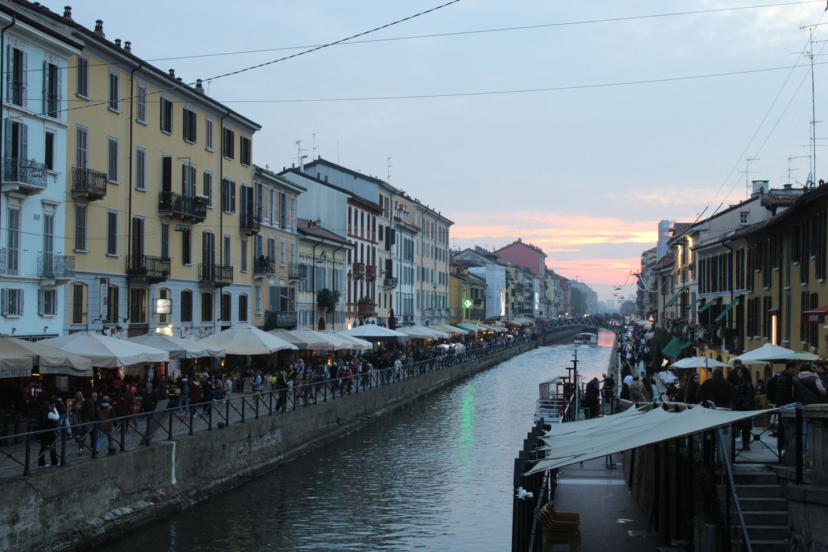 A Navigli artisan, after the boutiques close