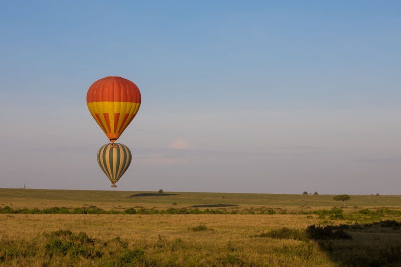 Un globo al amanecer sobre el Masái Mara