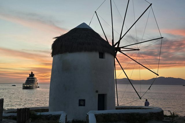 Navegación al atardecer hacia Agios Sostis
