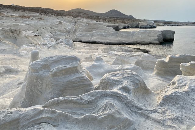 Sarakiniko al primer destello del alba, a solas