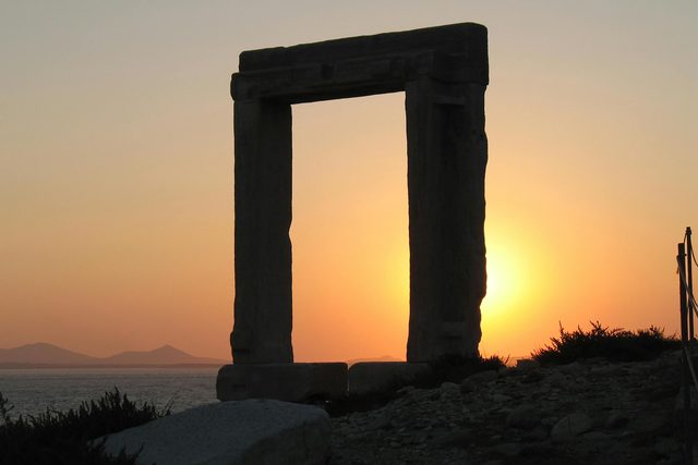 El Portara en la hora dorada